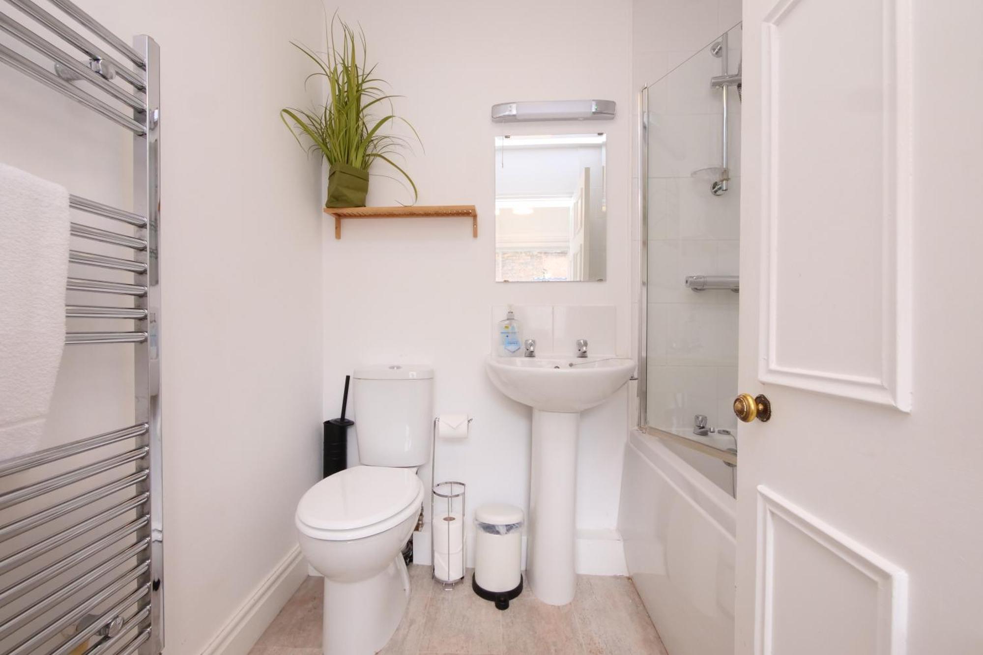 Fifth Quarter Apartment With Free Parking يورك المظهر الخارجي الصورة